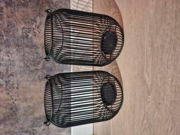 Twee zwarte metalen lantaarns  beschikbaar voor biedingen