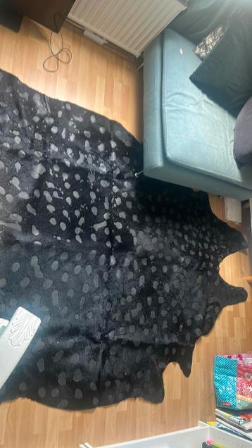 Mooie en vooral unieke koeiehuid vloerkleed beschikbaar voor biedingen