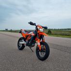 KTM 690 SMC-R 2023 - fabrieksgarantie, Motoren, Motoren | KTM, LED Verlichting, Particulier, Minimaal motorrijbewijs A2, 1 cilinder