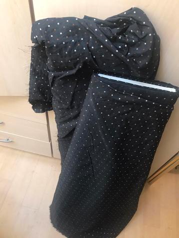 Stoffen / 2 complete rollen zelfde stof.  Zwart met motiefje beschikbaar voor biedingen