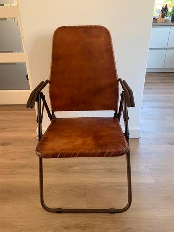 Oude (vintage) opklapbare leren stoel. beschikbaar voor biedingen