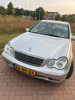 Mercedes-Benz C-Klasse 1.8 C180 Kompr Sedan AUT 2003 Grijs, Auto's, Automaat, Achterwielaandrijving, 74 €/maand, 1796 cc