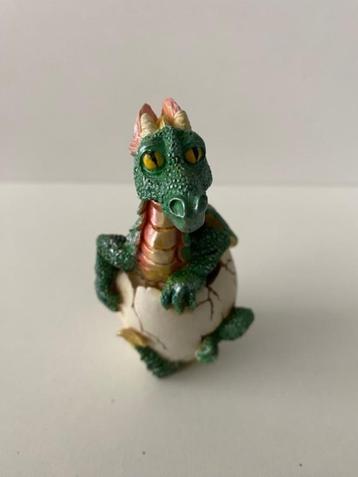 Diverse beeldjes van draakjes. beschikbaar voor biedingen