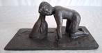 bronzen sculptuur van knielende jongen met dolfijn – 'CHA', Ophalen of Verzenden, Brons