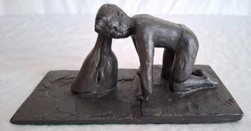 bronzen sculptuur van knielende jongen met dolfijn – 'CHA' beschikbaar voor biedingen
