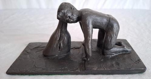 bronzen sculptuur van knielende jongen met dolfijn – 'CHA', Antiek en Kunst, Antiek | Koper en Brons, Brons, Ophalen of Verzenden