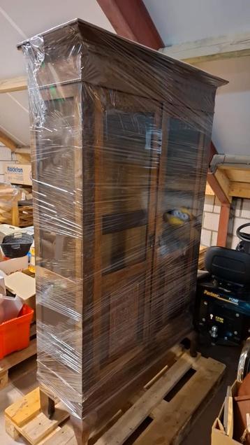 antieke donker eiken vitrinekast beschikbaar voor biedingen