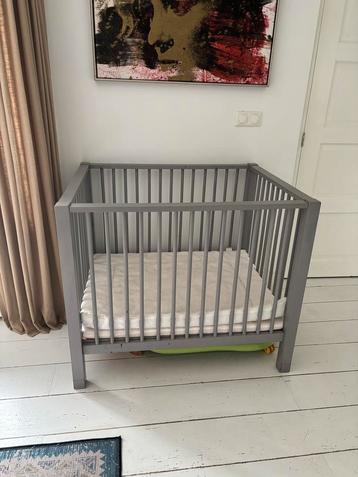 Baby box inclusief matras, in hoogte verstelbaar beschikbaar voor biedingen