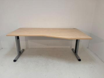 Partij gebruikte wingbureaus 180x100x80cm €135,- p/st beschikbaar voor biedingen