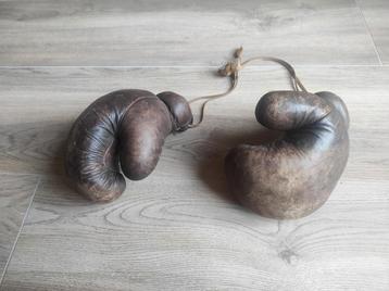 Antieke bokshandschoenen beschikbaar voor biedingen