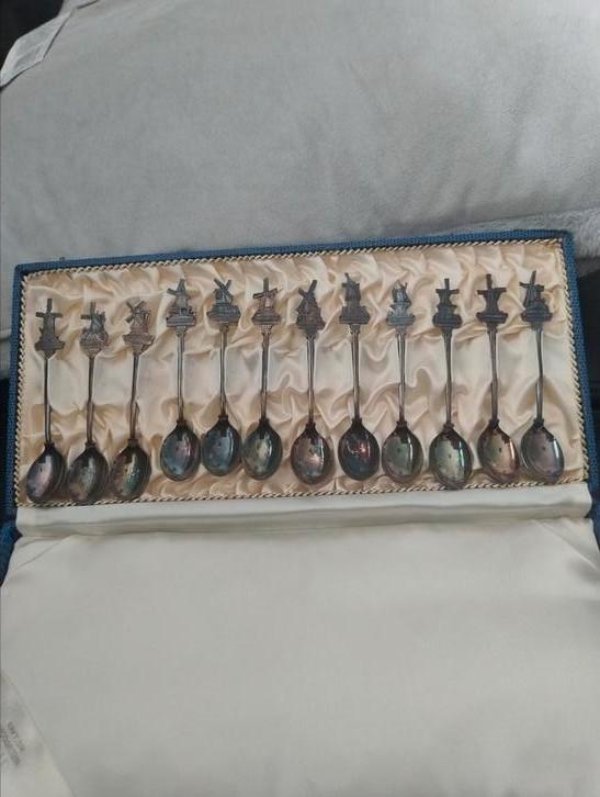👉 Cassette met 12 molen theelepels uit Nederland, Antiek en Kunst, Antiek | Overige Antiek, Ophalen of Verzenden