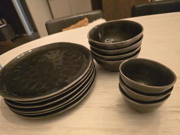 Borden en schaaltjes  beschikbaar voor biedingen