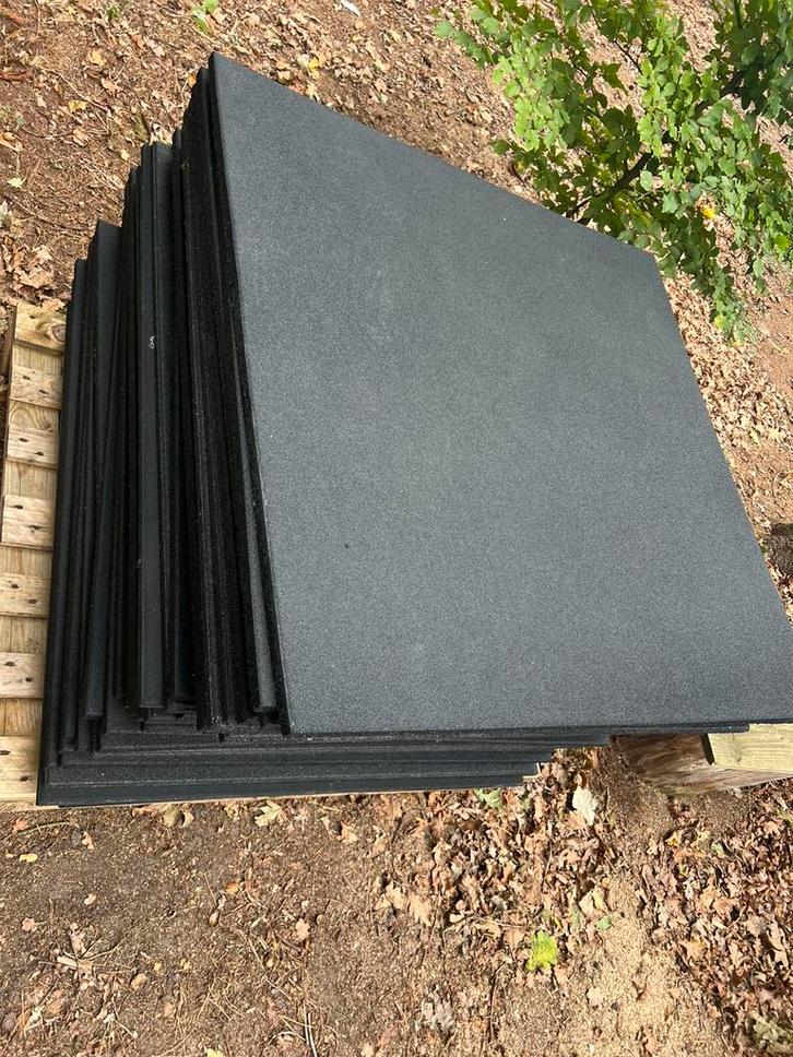 9 m2 rubberen tegels 100x100x2, Sport en Fitness, Fitnessmaterialen, Zo goed als nieuw, Overige typen, Ophalen