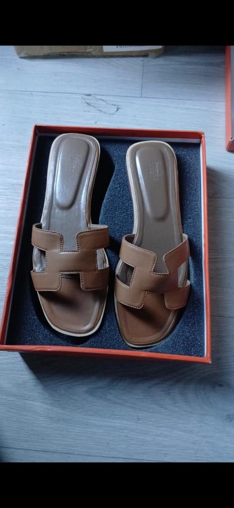 Hermes slippers nieuw in doos, Kleding | Dames, Schoenen, Ophalen of Verzenden, Zo goed als nieuw, Zwart, Sneakers of Gympen