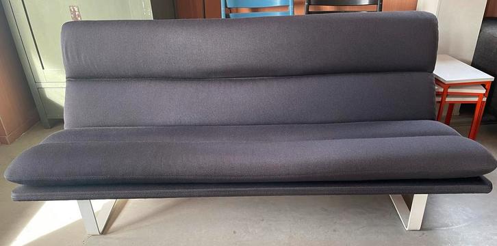 Vintage 3-zits donkergrijze Artifort-bank C683 Kho Liang Ie, Huis en Inrichting, Banken | Bankstellen, Gebruikt, Rechte bank, Driepersoons