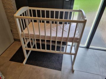 Leuke wieg met matras wit beschikbaar voor biedingen