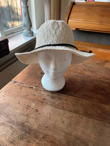 Schattig off white hoedje beschikbaar voor biedingen