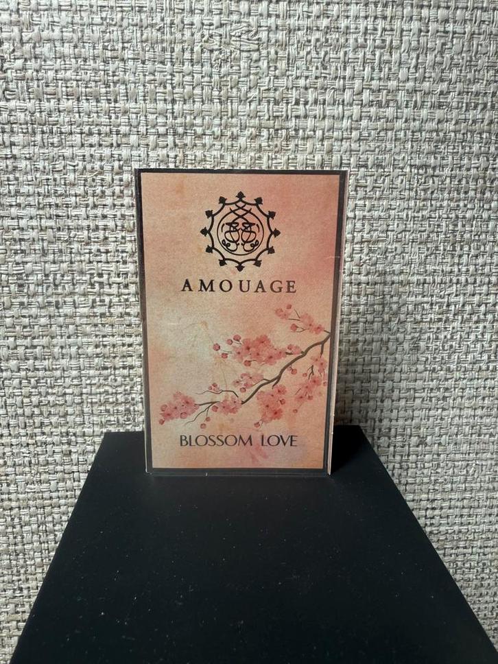 Amouage blossom love sample, Sieraden, Tassen en Uiterlijk, Uiterlijk | Parfum, Zo goed als nieuw, Ophalen of Verzenden