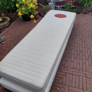 2 matrassen afmeting 70x200 cm en 20 cm dik / 140x200 cm beschikbaar voor biedingen