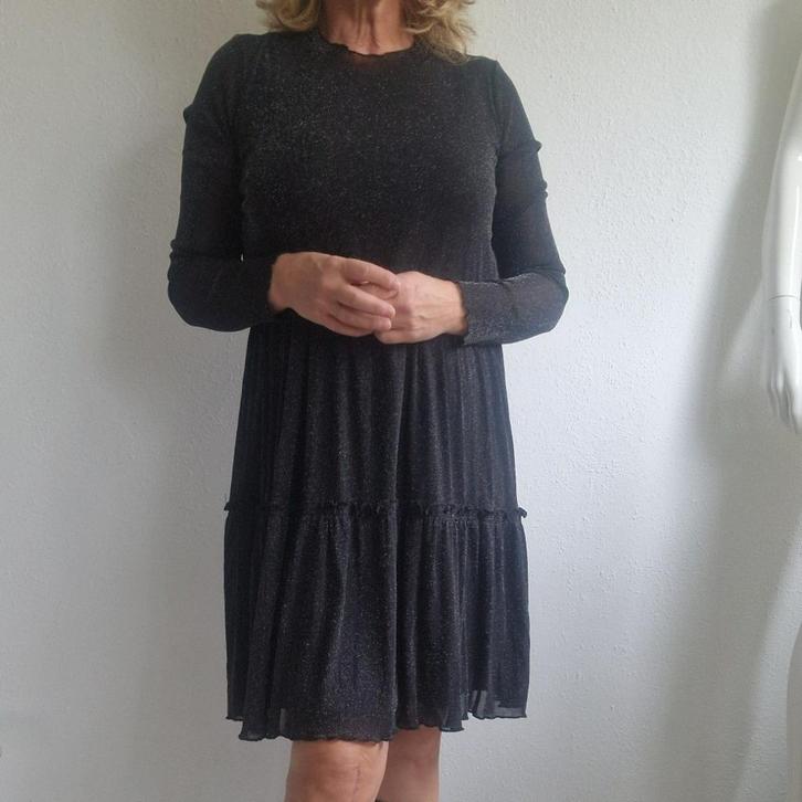 Moves by Minimum strokenjurk. Maat L. Zwart/glitter, Kleding | Dames, Jurken, Nieuw, Maat 38/40 (M), Zwart, Knielengte, Ophalen of Verzenden