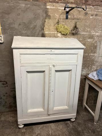 Witte brocante kast beschikbaar voor biedingen