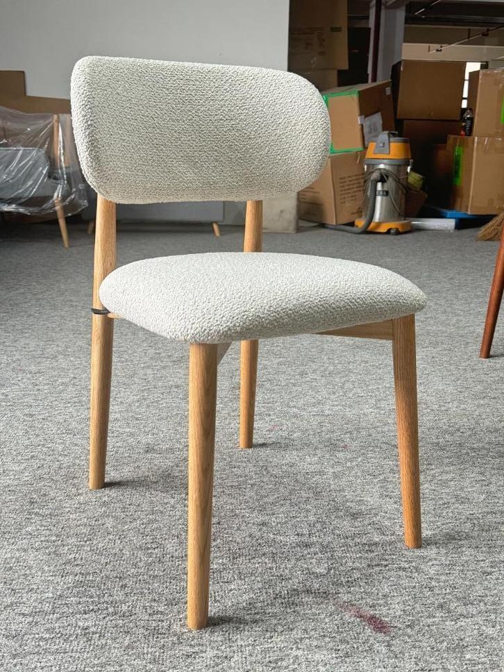 Eetkamerstoel met bouclé stoffering NIEUW (laatste 3 stuks), Huis en Inrichting, Stoelen, Nieuw, Vijf, Zes of meer stoelen, Hout