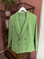 Studio Anneloes | groen travelstof pak, Maat 38/40 (M), Kostuum of Pak, Verzenden, Zo goed als nieuw