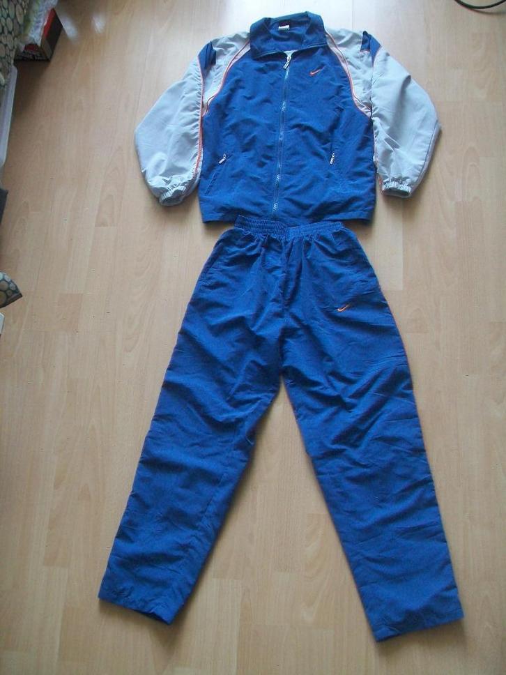 Trainingspak Sanjoy maat 164 - blauw grijs - in goede staat, Kinderen en Baby's, Kinderkleding | Maat 164, Gebruikt, Jongen of Meisje