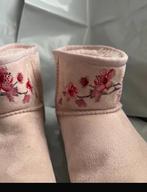 Ugg roze 39 geborduurde bloemen, Ophalen, UGG, Lage of Enkellaarzen, Roze