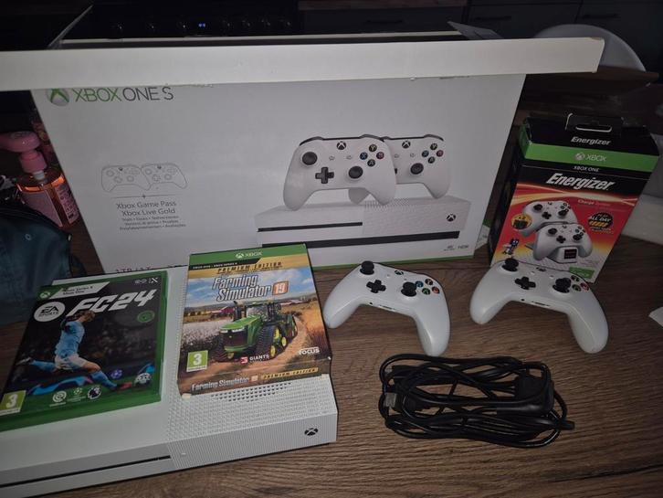 Xbox One S 1TB + 2 Controllers + 2 Games!, Spelcomputers en Games, Spelcomputers | Xbox One, Gebruikt, Xbox One S, 1 TB, Met 2 controllers