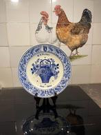 Porceleine  of aardewerk bord , van Carels., Antiek en Kunst, Curiosa en Brocante, Ophalen of Verzenden