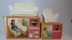 Nieuw in doos Bankstel en stoel van Sindy Barbie, Verzamelen, Poppen, Verzenden, Nieuw, Accessoires