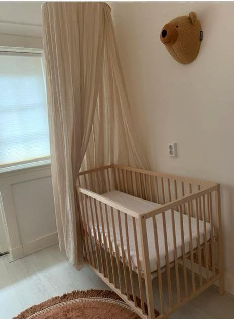 Houten ledikant en matras IKEA, Kinderen en Baby's, Babywiegjes en Ledikanten, Zo goed als nieuw, Ophalen