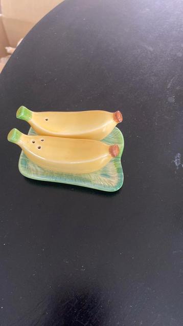 Peper en zoutstel bananen beschikbaar voor biedingen