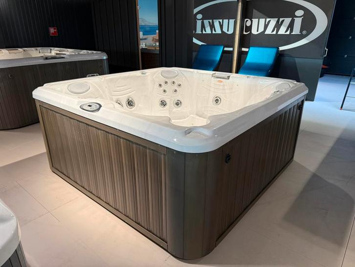Jacuzzi® J-235, Tuin en Terras, Bubbelbaden en Hottubs, Zo goed als nieuw, Vast, Filter, Pomp, Ophalen of Verzenden