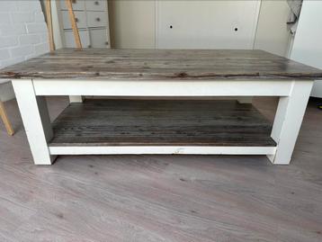 Salon tafel beschikbaar voor biedingen