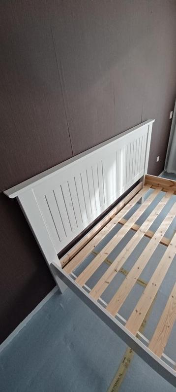 Mooi wit houten bedframe. - afbeelding 2