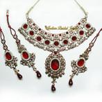 ketting en oorbellen bollywood set met dronker rode stenen, Nieuw, Overige materialen, Met edelsteen, Verzenden