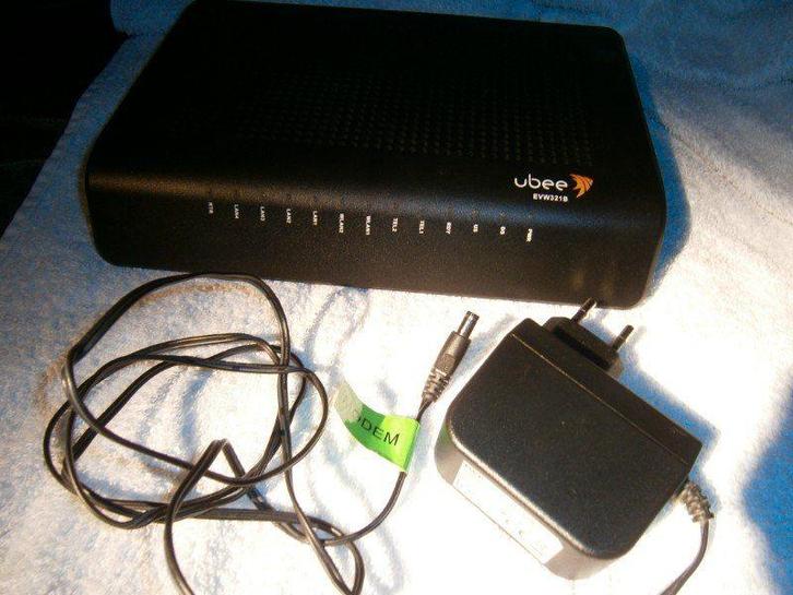 Ubee EVW321B Wi-Fi Modem + 12 Volt adaptor DSA-27PFA-12AEU, Computers en Software, Routers en Modems, Gebruikt, Ophalen