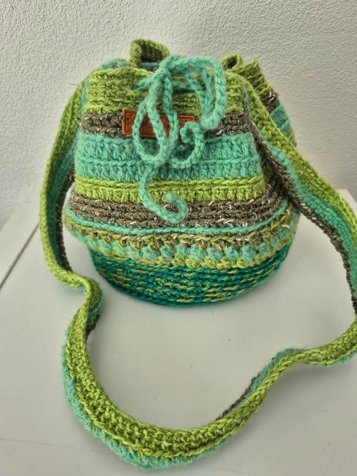 Zelfgehaakte schoudertas/ buideltas div groen, Sieraden, Tassen en Uiterlijk, Tassen | Schoudertassen, Nieuw, Groen, Ophalen of Verzenden