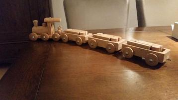 Houten trein 70cm lang en trekauto met 4 poppetjes beschikbaar voor biedingen
