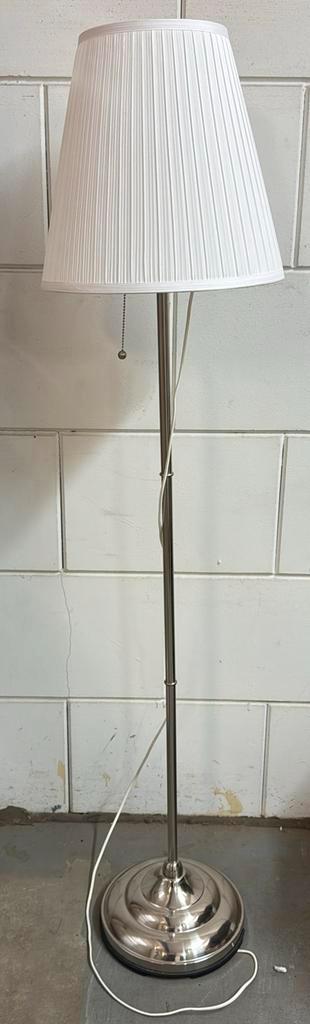Staande lamp met witte kap beschikbaar voor biedingen