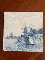 Delfts Blauw Tegel met Molen en Figuren, Antiek en Kunst, Antiek | Wandborden en Tegels, Ophalen of Verzenden