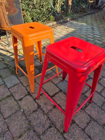 Krukjes rood en oranje  beschikbaar voor biedingen