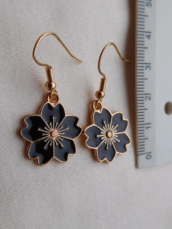 Zwarte bloemetjes (H25324), Sieraden, Tassen en Uiterlijk, Oorbellen, Nieuw, Hangers, Zwart, Ophalen of Verzenden