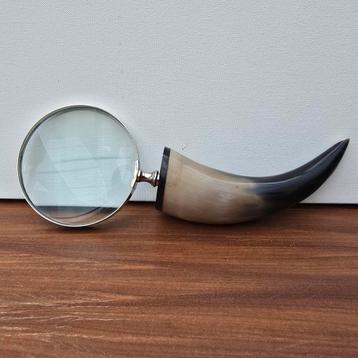 Vergrootglas met hoornen handvat beschikbaar voor biedingen