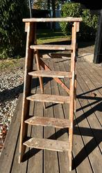 Leuk houten trapje met veel gebruikers sporen, Ophalen, Gebruikt