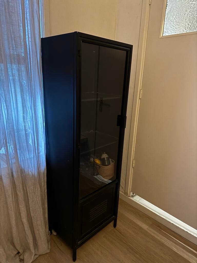 Zwarte stalen vitrinekast WOOOD, Huis en Inrichting, Ophalen, Minder dan 50 cm, Zo goed als nieuw, Metaal