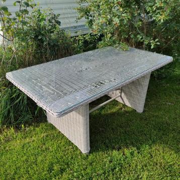 mooie rieten tafel beschikbaar voor biedingen