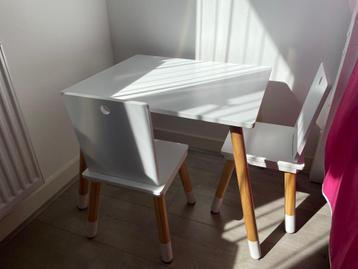 Houten kindertafel met 2 stoeltjes beschikbaar voor biedingen